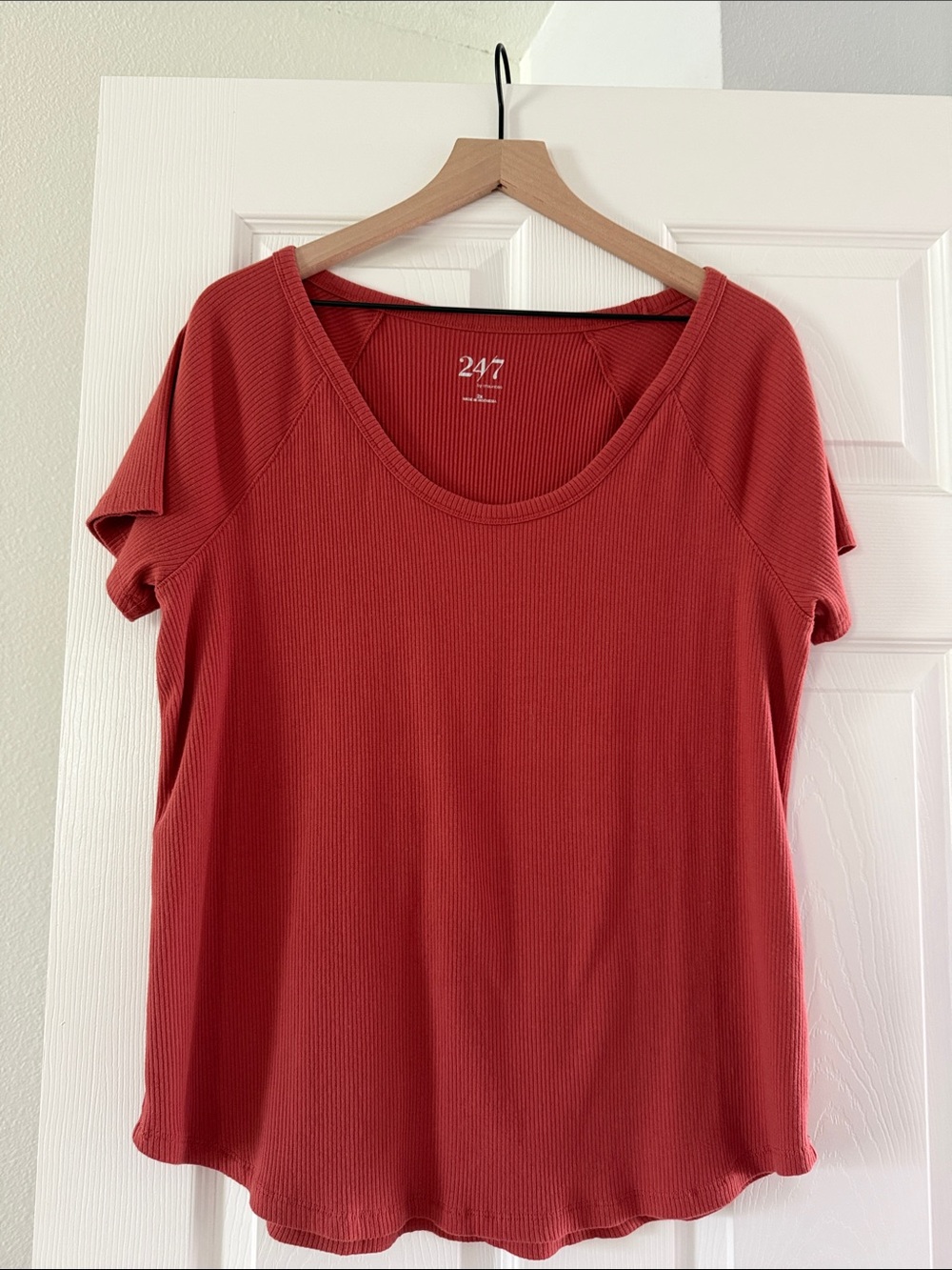 24/7 Ribbed Scoop Neck Short Sleeve Top in Rust Red